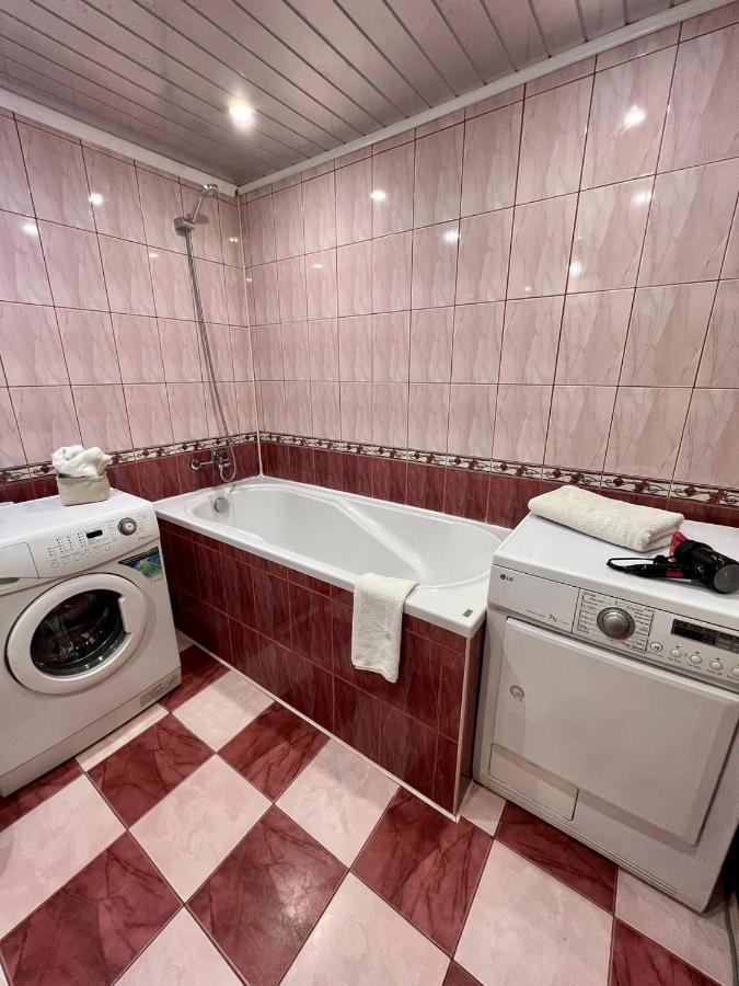 Apartment On Hnatiuka With Parking Lviv Exterior foto