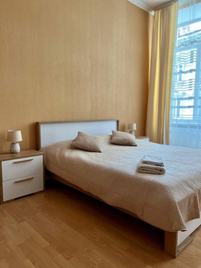 Apartment On Hnatiuka With Parking Lviv Exterior foto