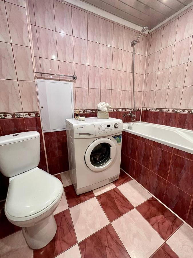 Apartment On Hnatiuka With Parking Lviv Exterior foto