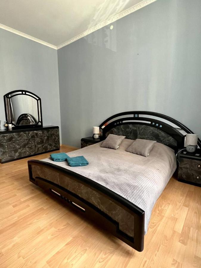 Apartment On Hnatiuka With Parking Lviv Exterior foto