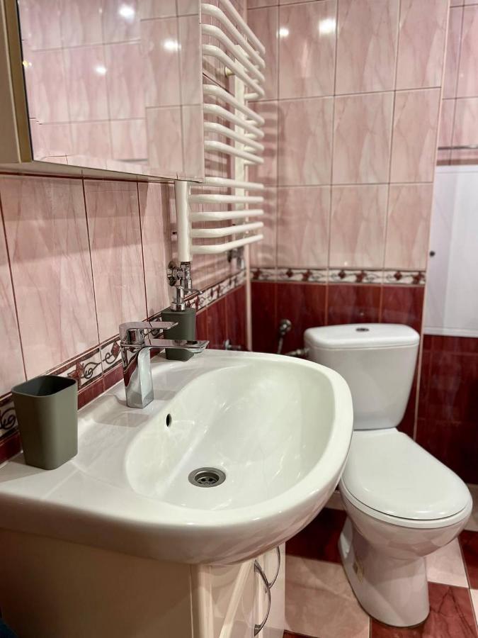 Apartment On Hnatiuka With Parking Lviv Exterior foto